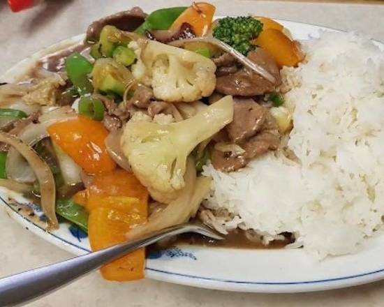 59. Beef Sauteed Vegetable with Rice 炒牛肉時菜燴飯